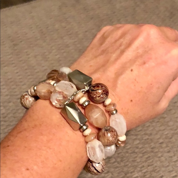 Stretch bangle bracelet in neutral colors - Picture 2 of 2